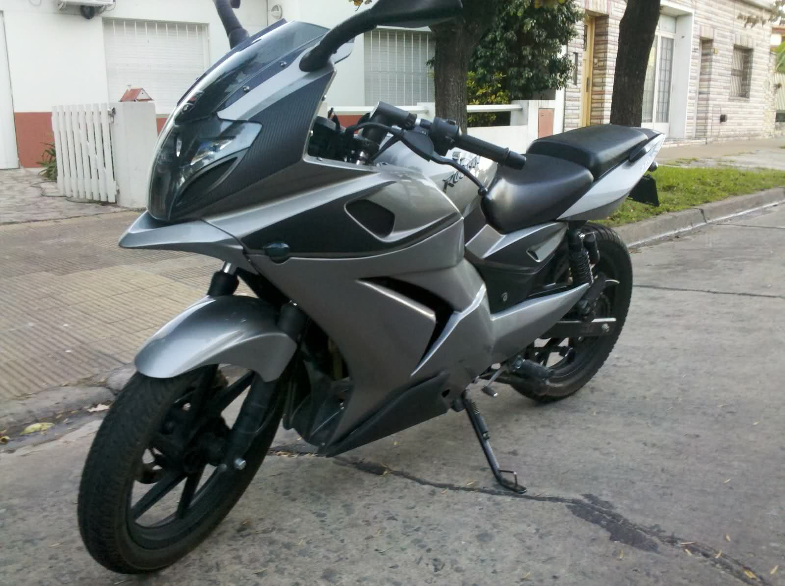 [Resuelto]"SE VENDIO" ROUSER 220F CON 12000KM $17500 EN LANUS ESTE"PERSONALIZADA NUEVAS FOTOS" 28vvqf