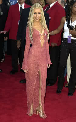 [Yahoo Blog]: Los Vestuarios Mas Memorables de los Grammy (Christina 2001) 2d9zp1f