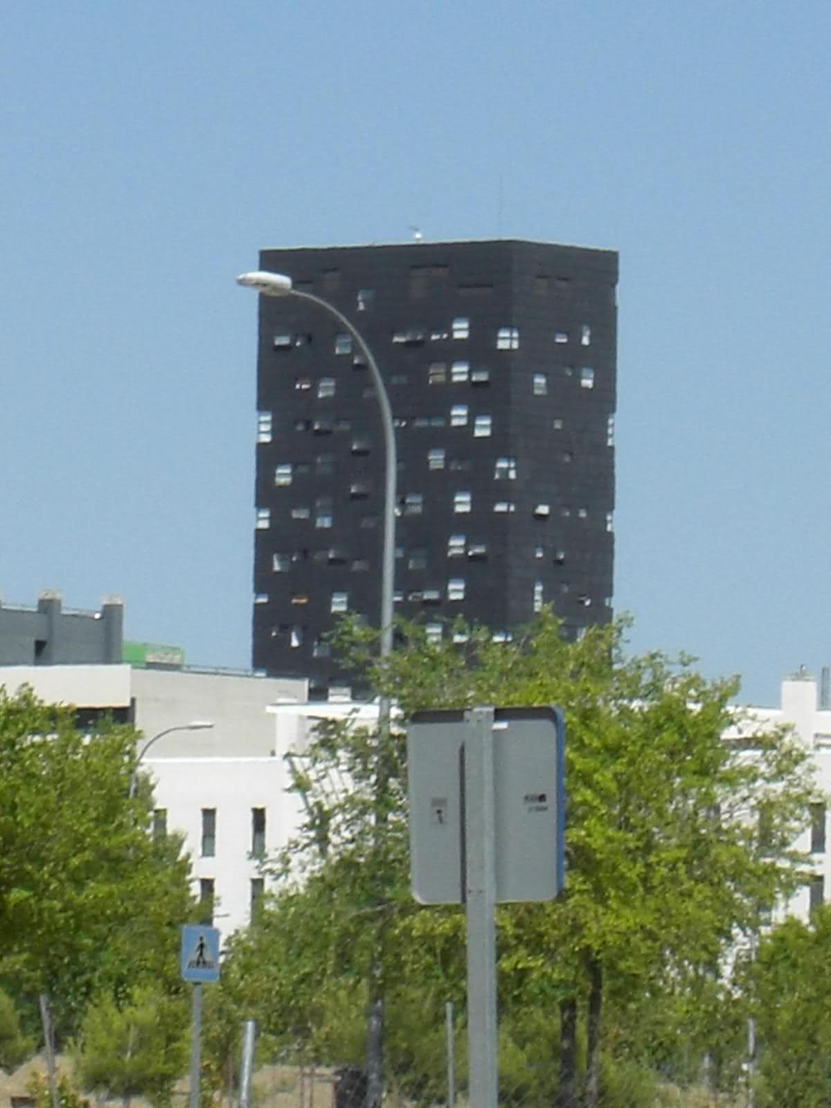 El edificio "chamuscado" de Vallecas 28v83r5