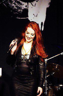 Fotos de Simone Simons - Página 19 Ehhoxf