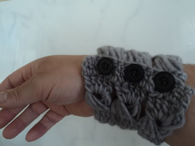 pulsera crochet - Pulsera tejida a crochet con botones 34po0vo
