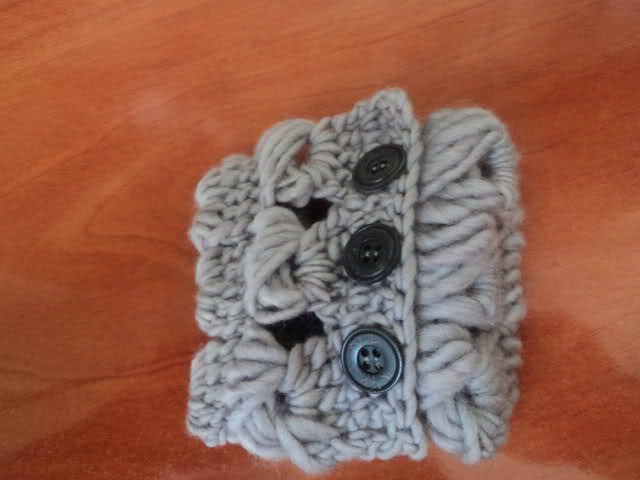 Pulsera tejida a crochet con botones Nzkb5w