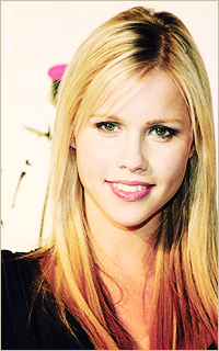 Claire Holt Smwuns