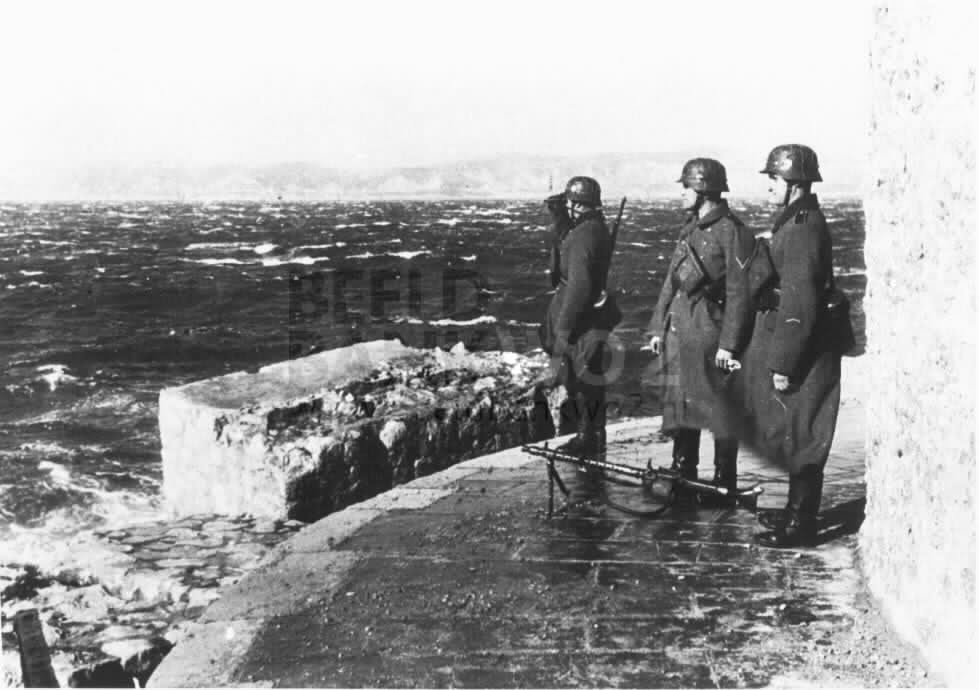 Patrouille allemande sur la jetée de Marseille (13) Vdn1fm