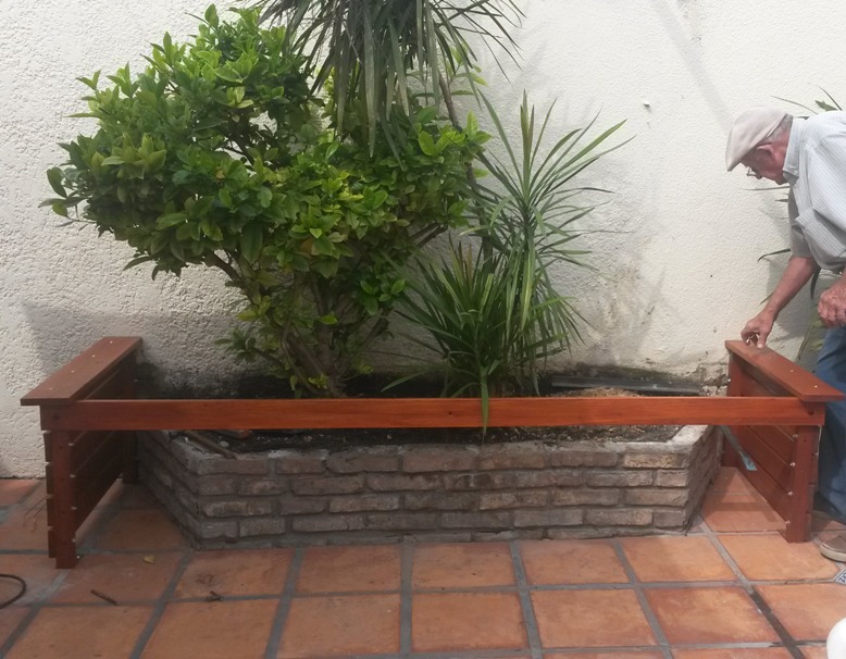 Disimular jardinera con estructura de madera 2wpo740