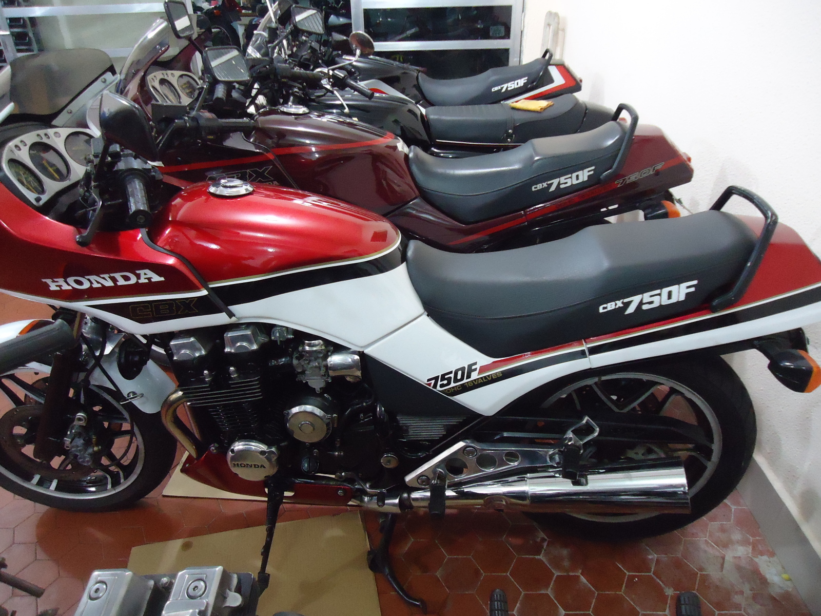 A VENDA CBX 750 HOLLY AKI NO SHOPPING DAS GALOS