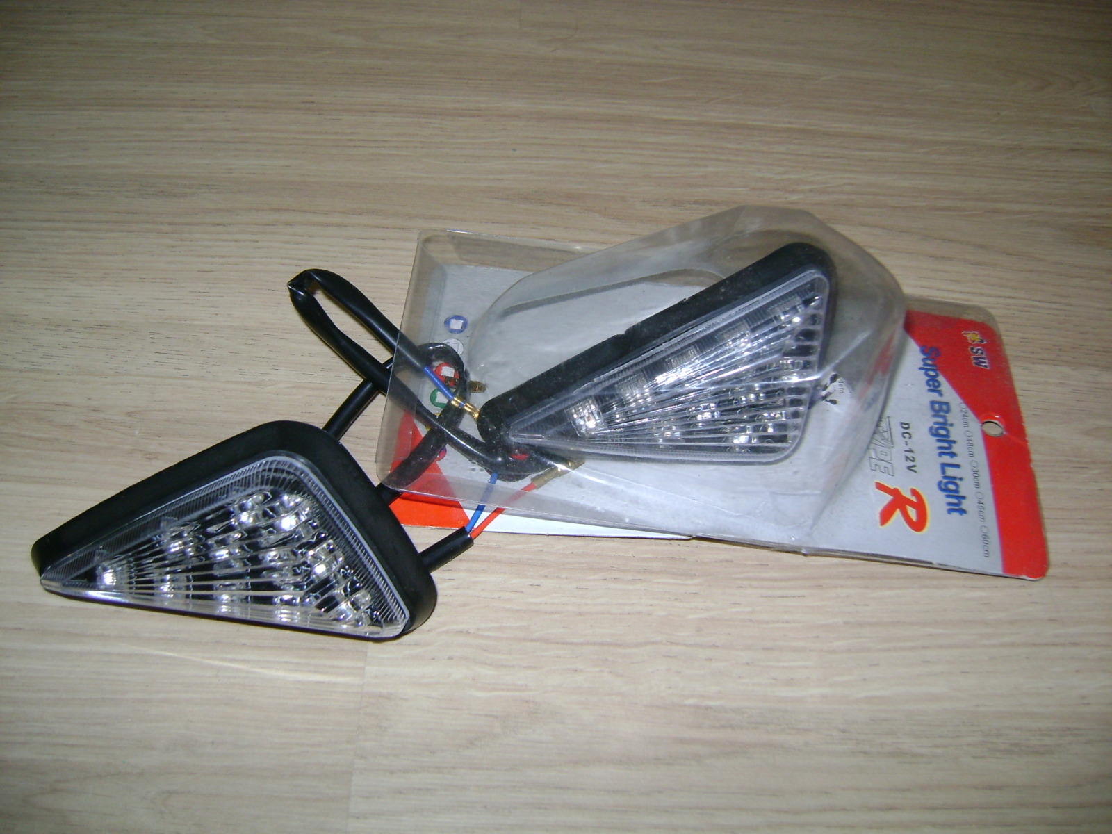 Pingo de Luz com Setas na Carenagem Frontal da GSX650F 2luq6ma