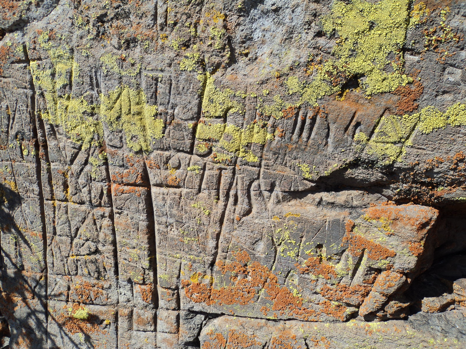 ayuda  para estas marcas en una piedra Mtpavd