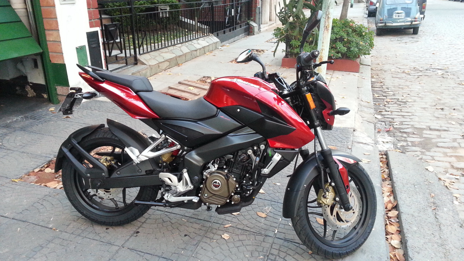 Me presento con mi Rouser 200ns roja. 2u5e0t4