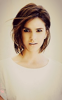 Shelley Hennig 348hzdy