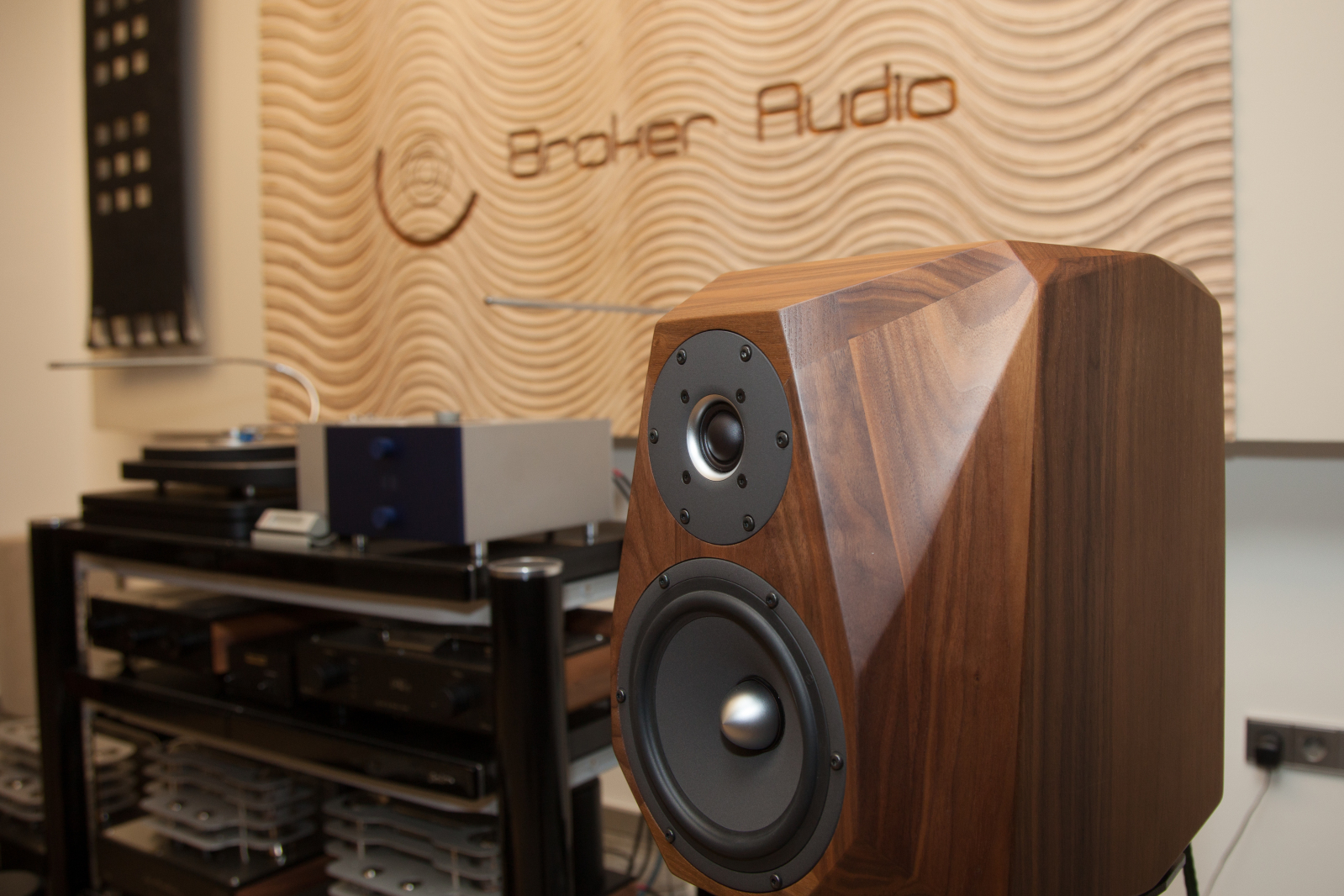 EL INTERIOR DE BROKER AUDIO SHOP Rkcuvl