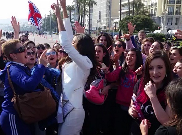 SI ASÍ RECIBIERON A PAULINA VEGA EN FRANCIA... 2eoyver