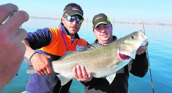 LA LUBINA MAS GRANDE PESCADA EN EL MAR MENOR 34fjlm8