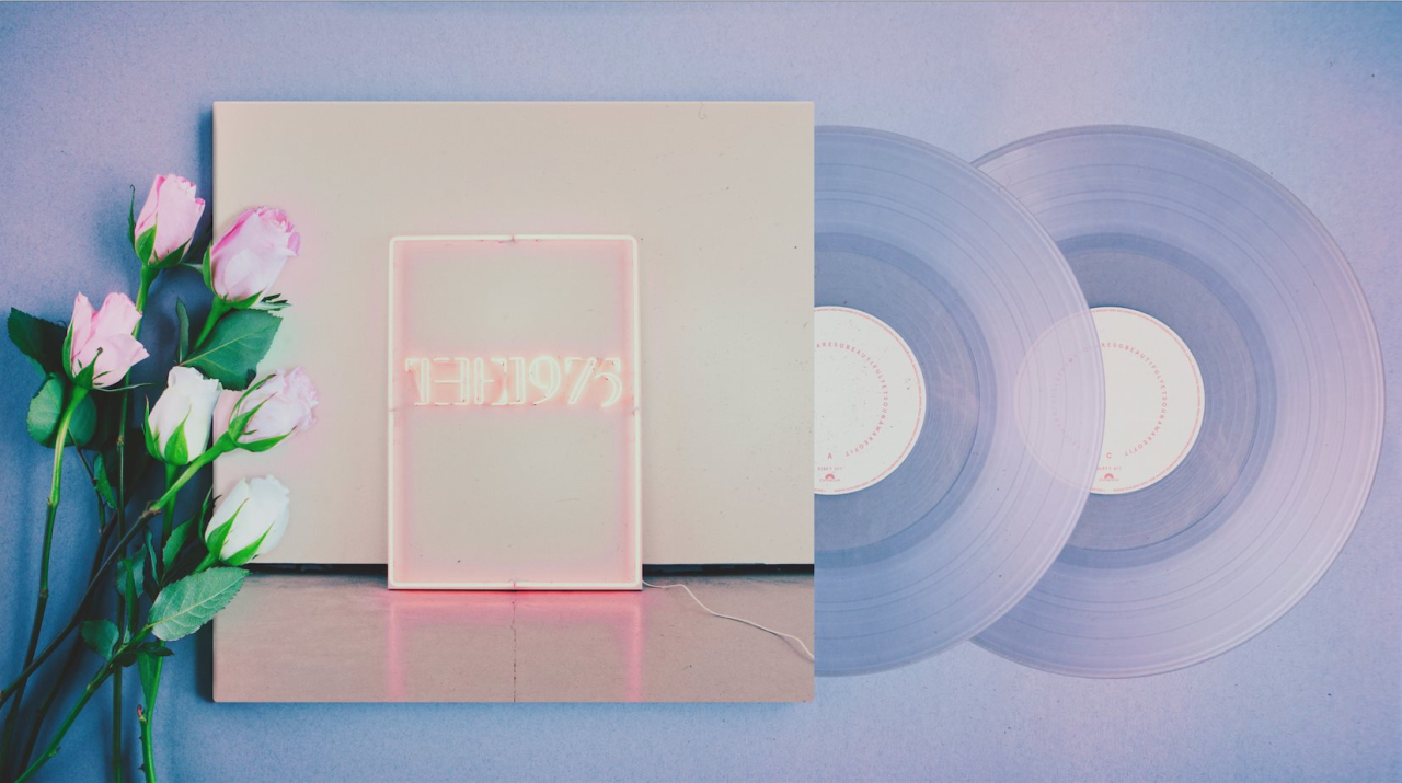 The 1975 >> álbum "I like it when you sleep, for you are so beautiful yet so unaware of it" 20k3w46