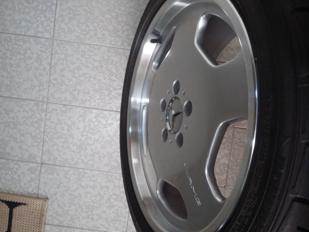 vendo Rodas aro 18 AMG C/Pneus dunlop $4. 500 Ndkj1u