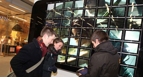 Loja cria um iPhone gigante com 56 iPads 20101221034245