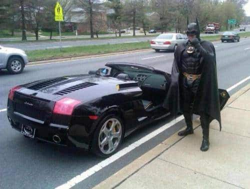 'Batman' é preso nos EUA e polícia americana posta as fotos nas redes sociais. 20120326193258