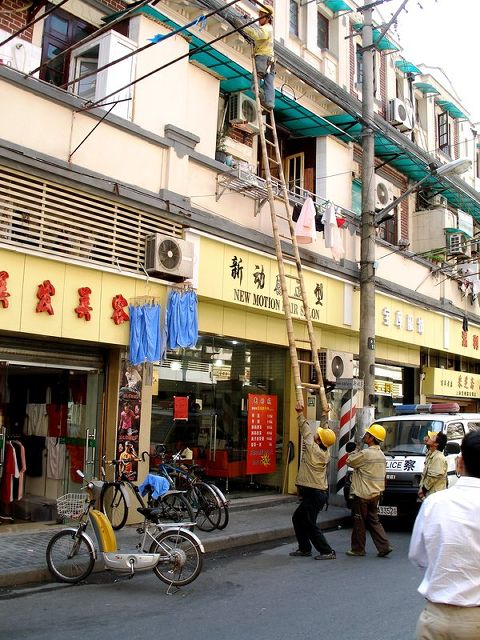 صور اخت شلن Crazy_Chinese_Holding_Ladder