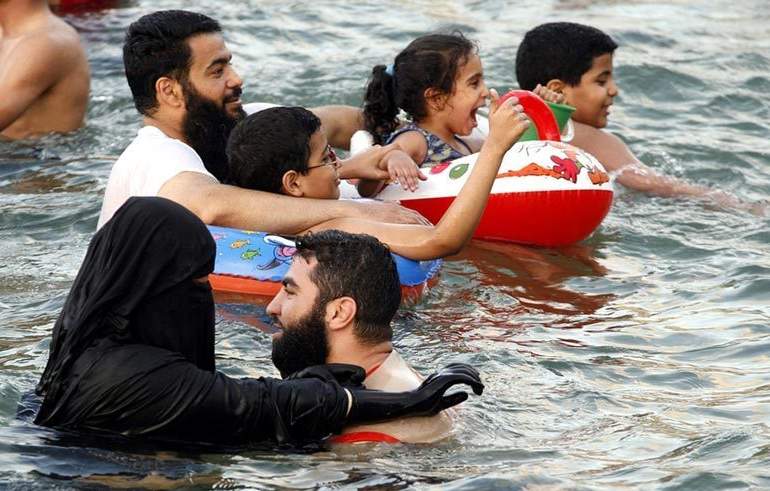 Gambar-Gambar Muslim Kocak Muslem-couple-swimming