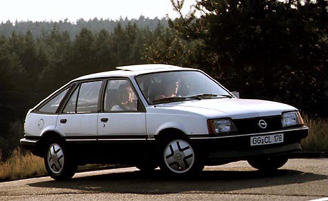 Insolite - Page 17 1982_Opel_Ascona_C_SR_fuenftuerige_Schraegheck_Limousine