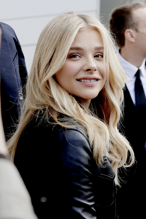 ذـآت ـآلشششععـر ـآلذههبـي ♥♥ ~|SPłЯłŁS ϾΛMP Chloe_grace_moretz_by_cncheckit-d9yzibe