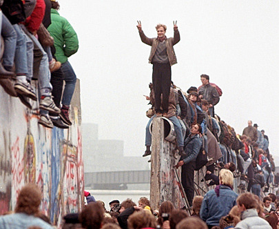 C'était un .... - Page 11 Berlin-wall-coming-down