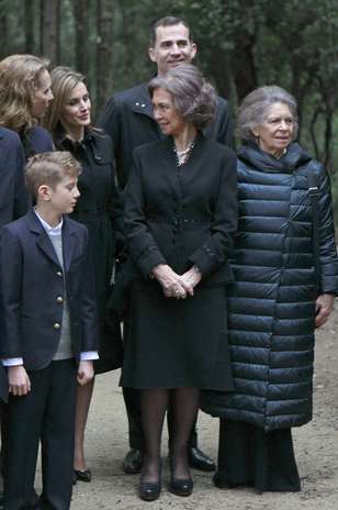 LA FAMILIA REAL ASISTE A HOMENAJE AL REY PABLO I EN GRECIA - Página 2 Gtresu249584052