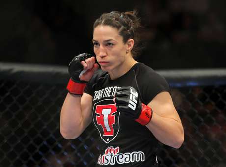 Sara McMann se quejó del piso del Octagono, Dana le da la razón Sara-mcmann-ufc-159