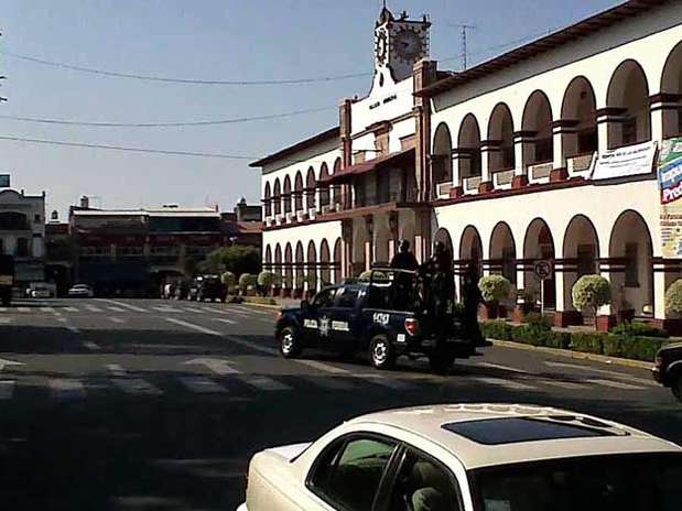 Policía Federal catea viviendas en Apatzingán. En las redes sociales, los grupos de autodefensa llam Reformafederalesapatzingan