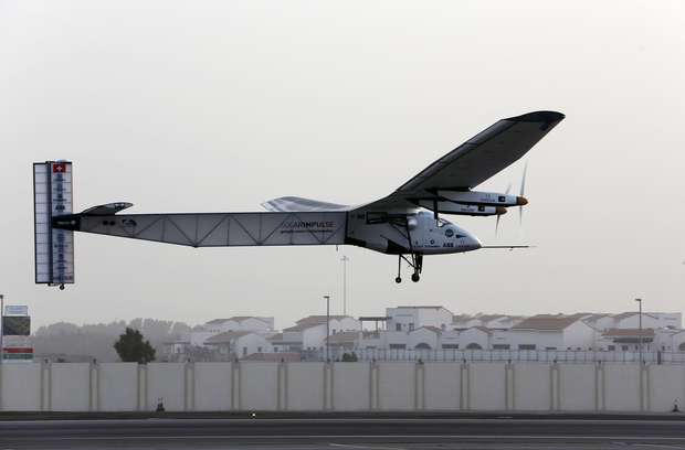 Un avion experimental inicia vuelta al mundo sin combustible 2015-03-09t061426z2018130490gm1eb3913f701rtrmadp3solar-plane-uae-departure