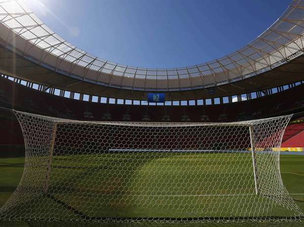 Fifa vê gramados "abaixo do padrão" e quer trocas para 2014 2limpezamanegarrincha1506reuters