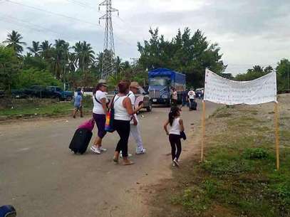 Turistas abandonan autobuses por bloqueo en la vía Acapulco- Zihuatanejo en Guerrero 456456456123123456