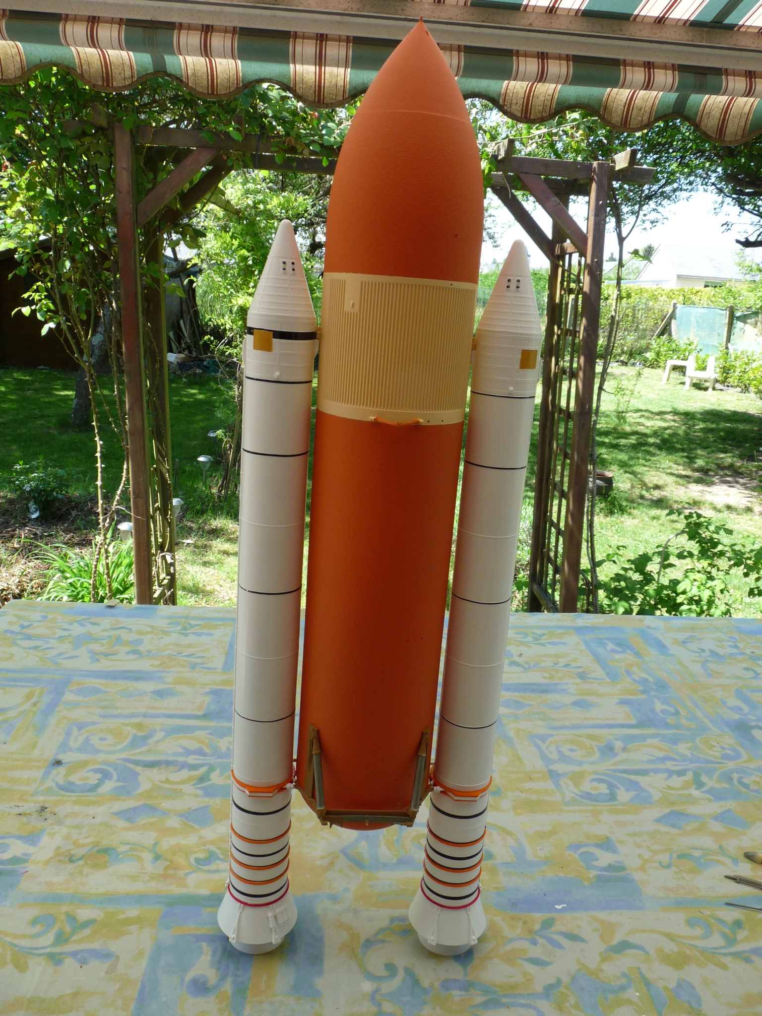 Space Shuttle with Fuel Tank and Boosters [Monogram 1/72] - Montage de model37 103725858_o