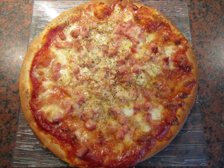 Pizza jambon mozzarelle et chèvre 60215548_p
