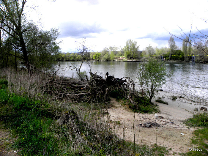 Poses, entre Eure et Seine, avec des giboulées 20120411_001