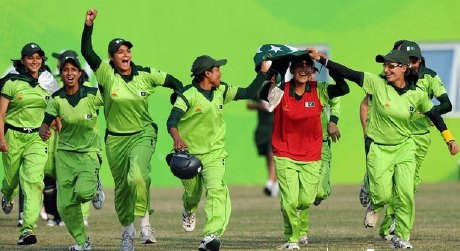 كل واحد .................................. Pakistan-women-cricket-Asia-06