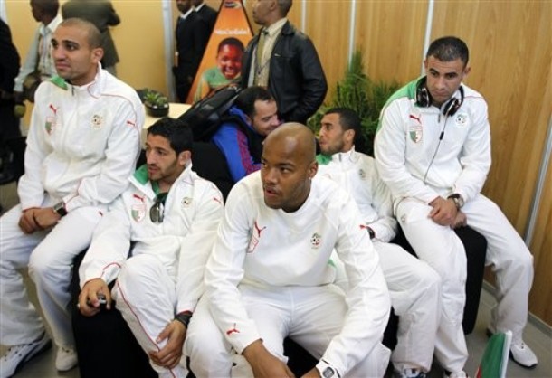 اخر صور وصول المنتخب الجزائري الى بلاد المنديـــــلا 10-2ALG%20%281%29
