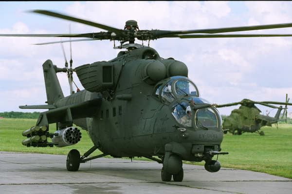 helicopteros de la fuerza aerea venezolana bolivariana Air_mi-35m_pirana_venezuela_parked_lg