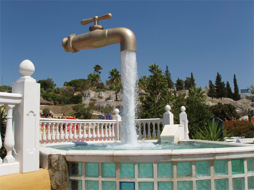 Vòi nước lơ lửng trên không được không??? Magic-tap-fountain-spain