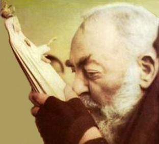 Padre Pio avait atteint la perfection de sa vocation sacerdotale : il était à la fois le Prêtre et la Victime P016_0_01_01