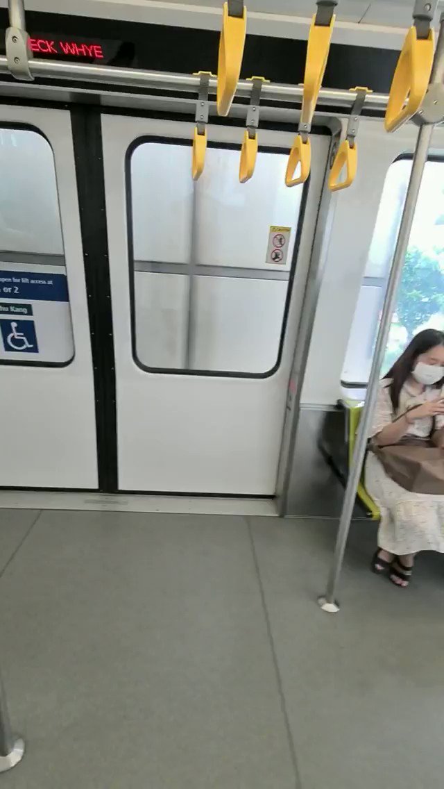 新加坡 - 因為考慮到隱私問題，新加坡捷運在接近住宅區時，車窗玻璃會瞬間變成一片白色。  F23WCzTEK4hI32pj