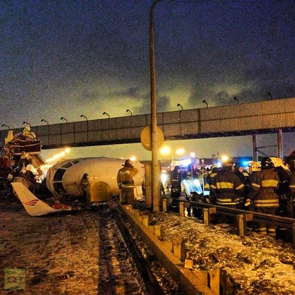 Un avion de ligne russe sort de piste près de Moscou A_Sm774CEAAhxWF