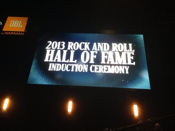 Actuación >> "Rock And Roll Hall Of Fame 2013" [No asistió por enfermedad] - Página 2 BILkYHDCcAISmOt