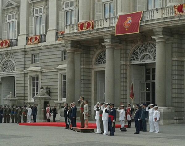 AGENDA DE SM. REYES FELIPE y LETIZIA - Página 4 Bq_j4cjIgAAX7xH