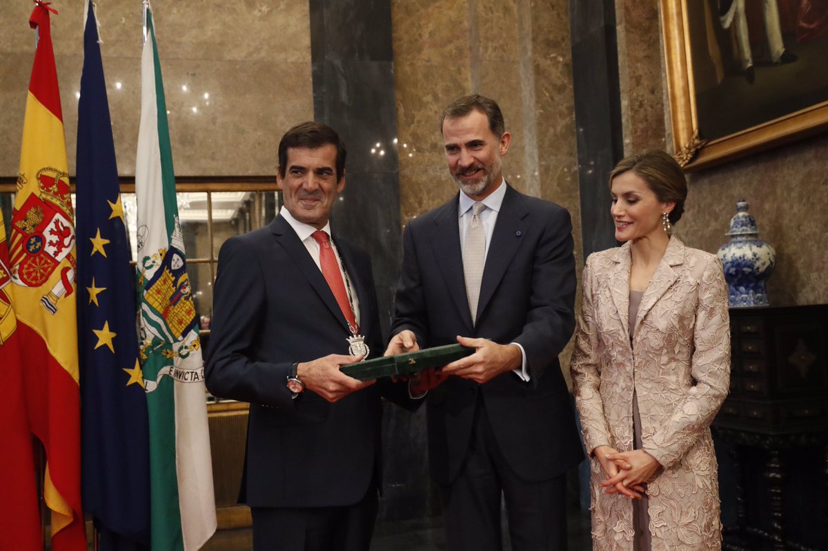 AGENDA DE SM. REYES FELIPE y LETIZIA  - Página 50 CyWe7CsW8AAeu35