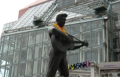 L'ancien premier ministre japonais inaugure une statue d'Elvis Presley 9ptb4hak