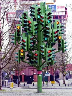 COSAS RARAS  (FOTOS...........) 20081130232316-20-strange-sculptures-pi-traffic-light-tree