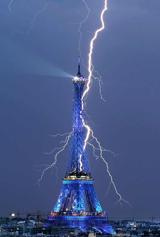 Η φωτoγραφία της ημέρας - Page 15 Eiffel_light
