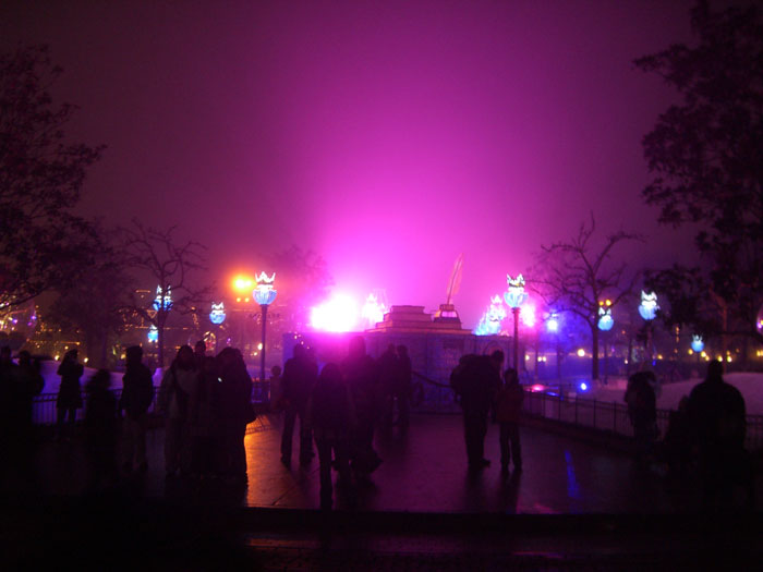 Vos photos nocturnes de Disneyland Paris 251206centralplazza