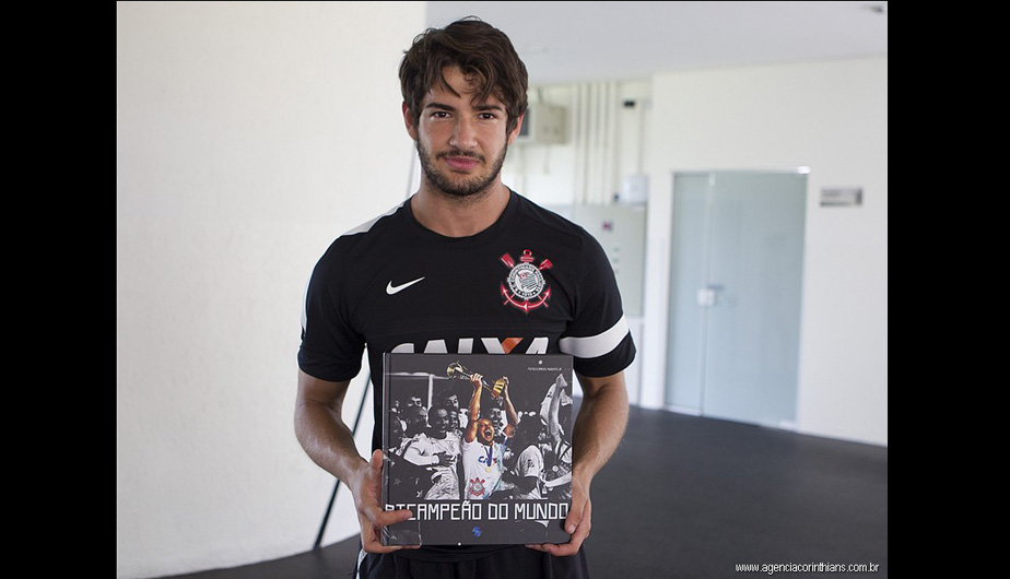  PAOLO GUERRERO PRESENTE EN EL LIBRO DEL BICAMPEONATO MUNDIAL DEL CORINTHIANS (FOTOS) 456150